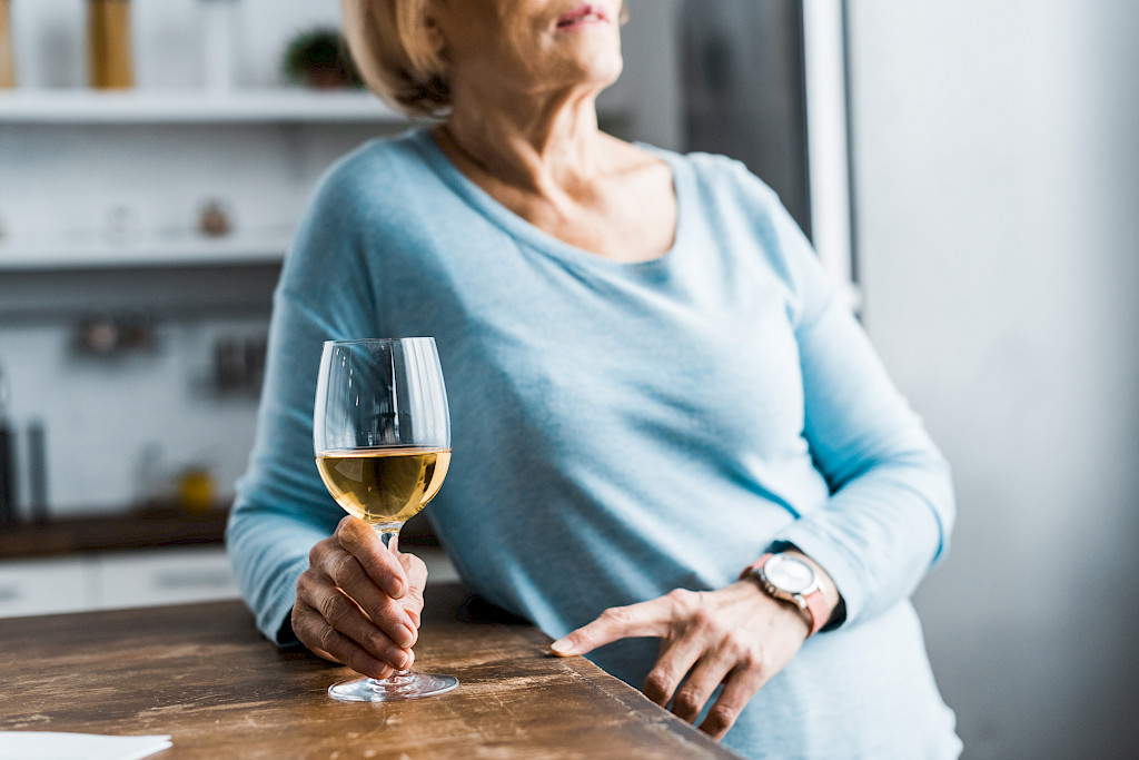 Ikäihmiset käyttävät alkoholia enemmän kuin koskaan.