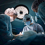 Britannian kirurgit kohtaavat seksuaalista häirintää jopa leikkaussalissa — miten on Suomessa?