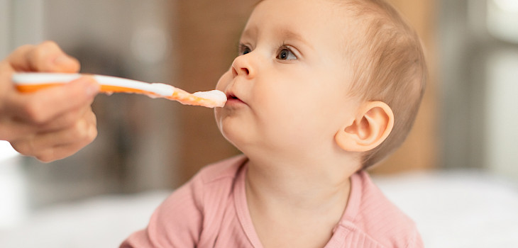 Älä tuputa ruokaa lapselle — siitä voi olla haittaa