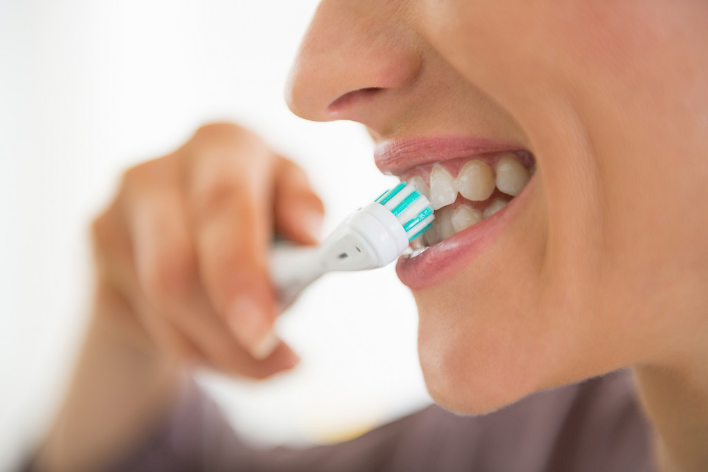 Ientulehdusta voi ehkäistä pesemällä hampaat kaksi kertaa päivässä, aamuin illoin.