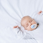 Vuodenajat voivat vaikuttaa vauvojen uneen — näin takaat lapsellesi hyvät unet