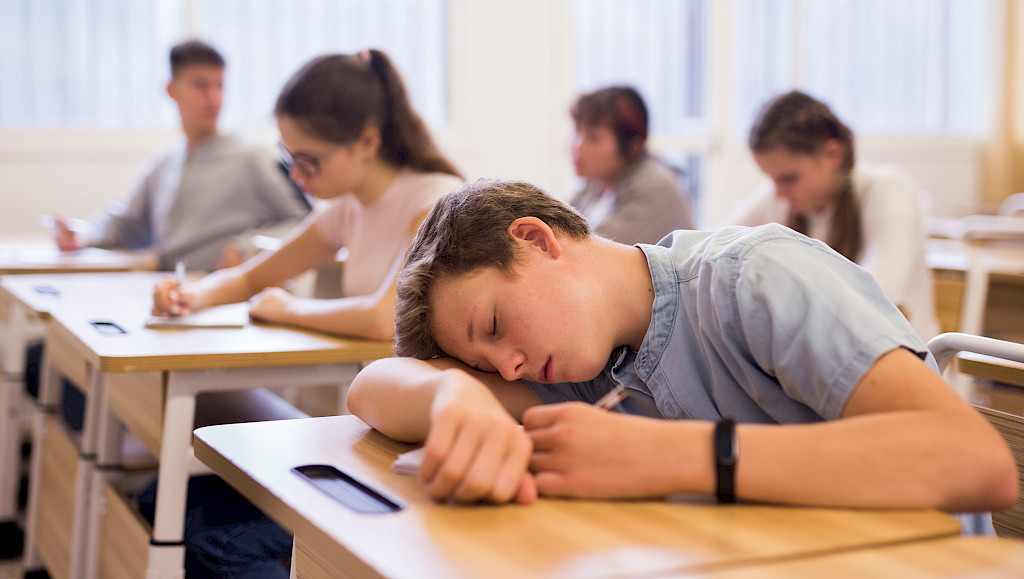 Lähes puolet yläkoululaisista kertoo nukkuvansa vain alle kahdeksan tuntia yössä.