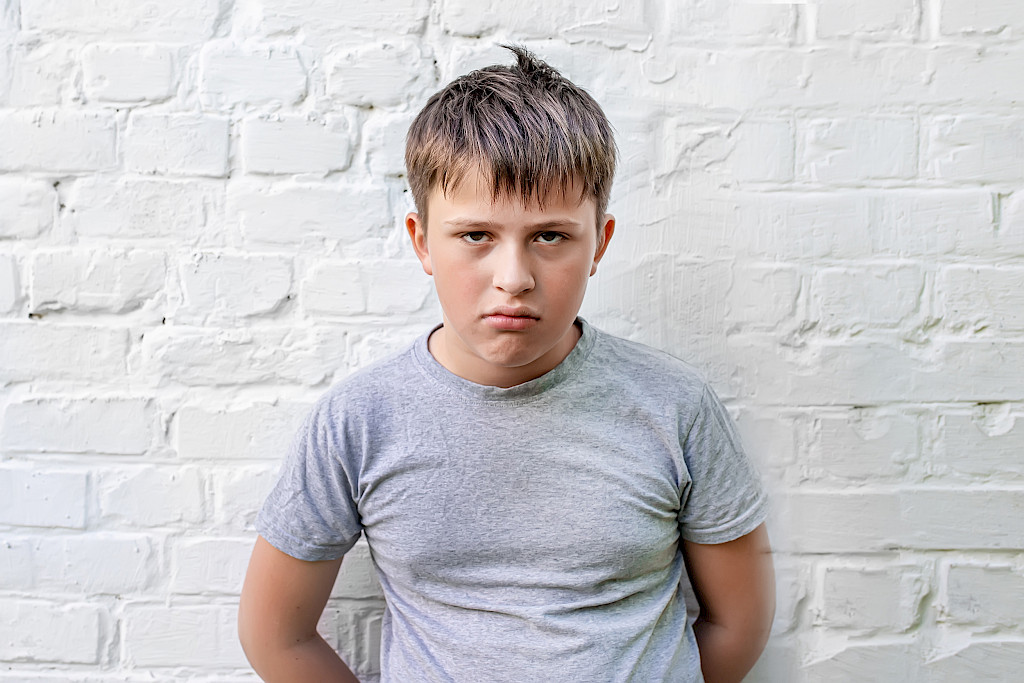 Tutkimusten mukaan jo alakouluikäiset pojat joutuvat helposti kiusaamisen kohteeksi, mikäli he osoittavat emotionaalista herkkyyttä, kirjoittaa Taina Kinnunen.