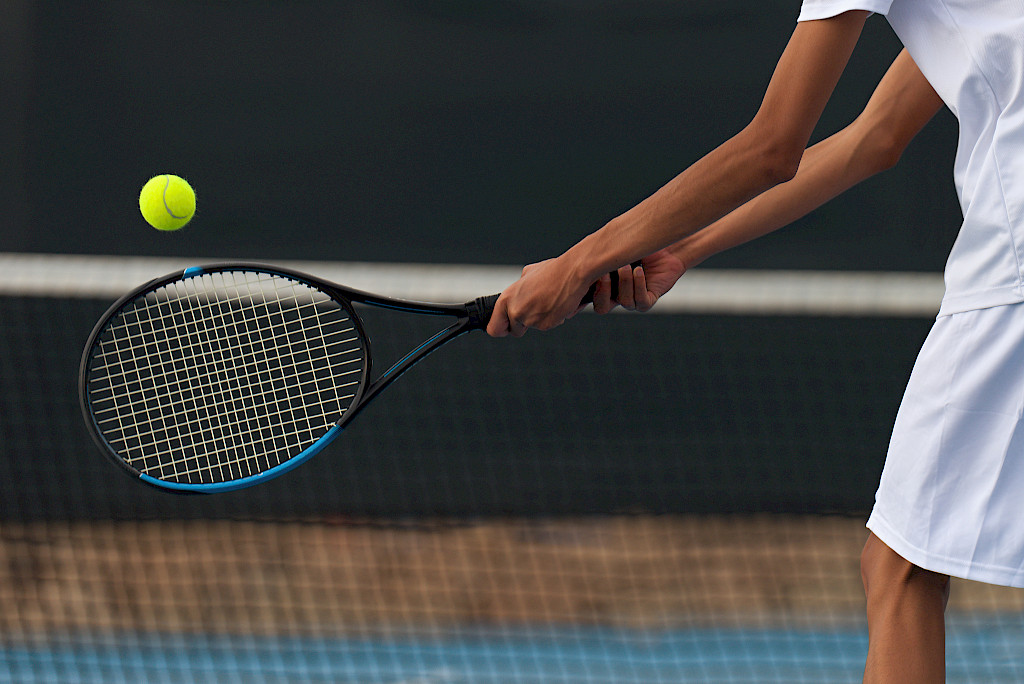 Tenniksen pelaajan tulee kiinnittää huomiota rystylyöntitekniikkaan, jotta liike ei altista tenniskyynärpäälle.