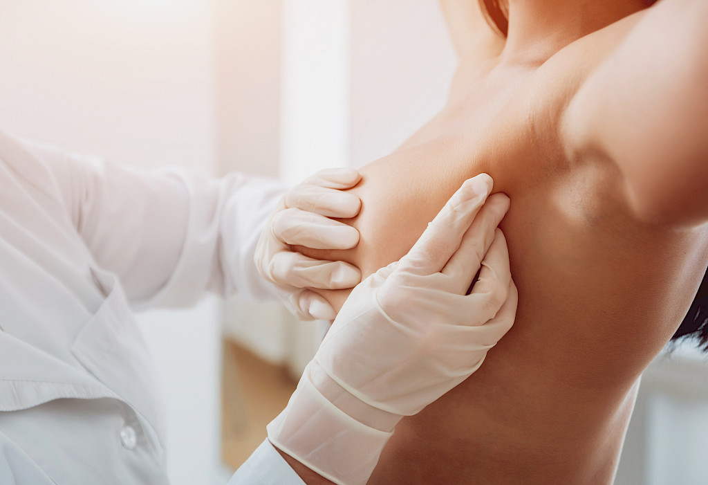 Gynekologi voi tarvittaessa tutkia myös potilaan rinnat mahdollisten muutosten varalta.