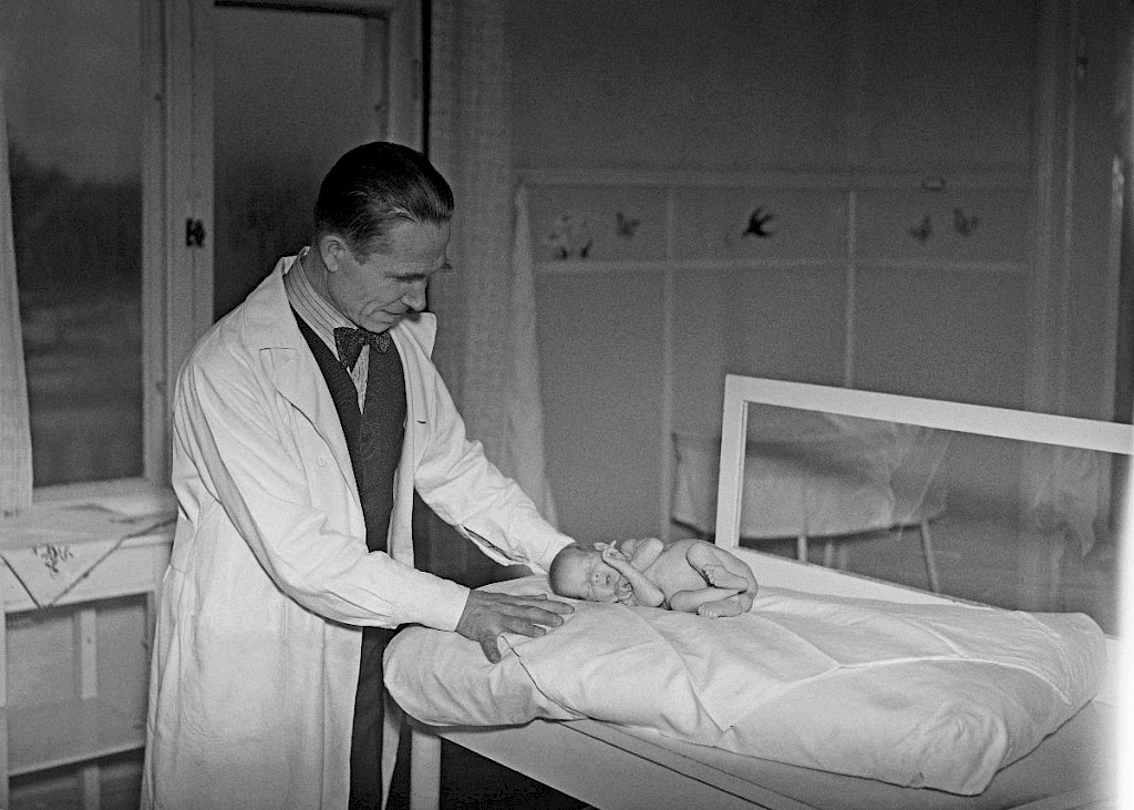 Arvo Ylppö kierroksella Lastenlinnassa Helsingissä vuonna 1941.