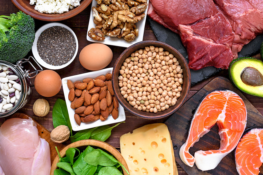Hyviä proteiininlähteitä ovat iha, kala, kananmuna, maitotuotteet, palkokasvit, pähkinät ja siemenet.