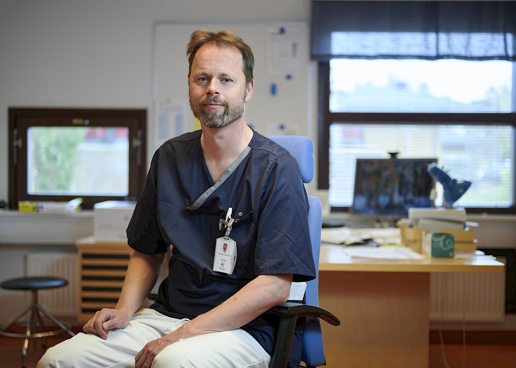 Christian Andersson muistuttaa, ettei dementiapotilaalta löydy välttämättä sanoja eikä kykyä kivun ilmaisemiseen. Kuva: Christoffer Relander