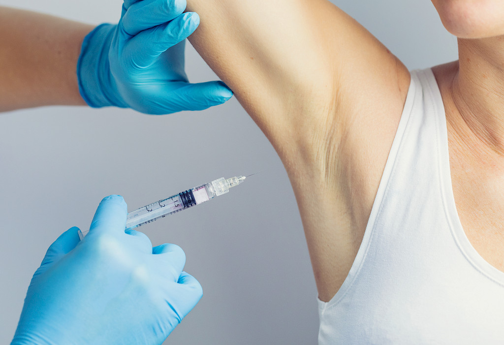 Botuliinitoksiini (Botox) on tehokas keino liikahikoilun hoitoon. Tosin sen vaikutus voi kestää vain kolmen kuukauden ajan.