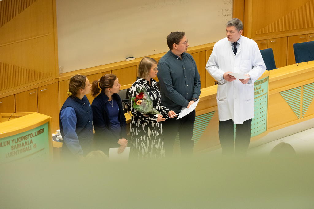 Oysin neuromodulaatiotiimi palkittiin Pohteen laatupalkinnolla vuonna 2023. Kuvassa vasemmalta leikkaussairaanhoitajat Johanna Kivikangas ja Tanja Liedes, neuromodulaatiohoitaja Nora Leino, ylilääkäri Mikael von und zu Fraunberg sekä neurokirurgi Jukka Puolitaival. 