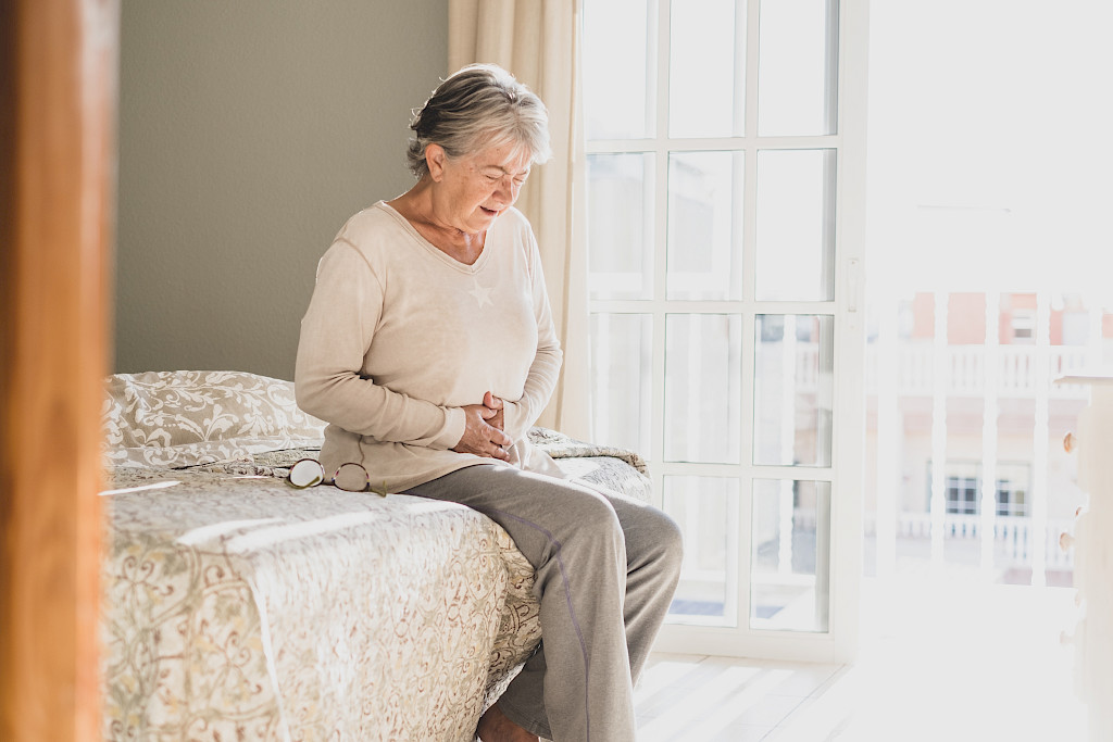 Divertikkelien yleisin oire on alavatsakipu vasemmalla puolella. Jos kyse on divertikulitiista, kipu on yleensä erittäin voimakasta.