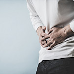 Aaltoileva vatsakipu – mistä se johtuu ja milloin pitää mennä lääkäriin?