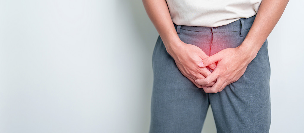 Virtsatietulehduksen tyypillisiä oireita ovat virtsaamiseen liittyvät vaivat, kuten kirvely.