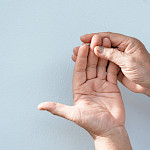 Puutuminen tai pistely raajoissa – pitääkö olla huolissaan?