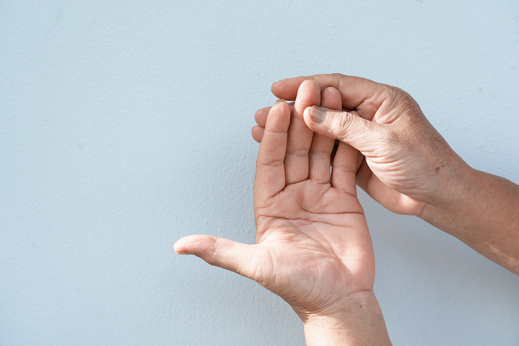 Jos puutuminen toistuu tai kestää pitkään, taustalla voi olla jokin hermostoon tai verenkiertoon liittyvä syy.