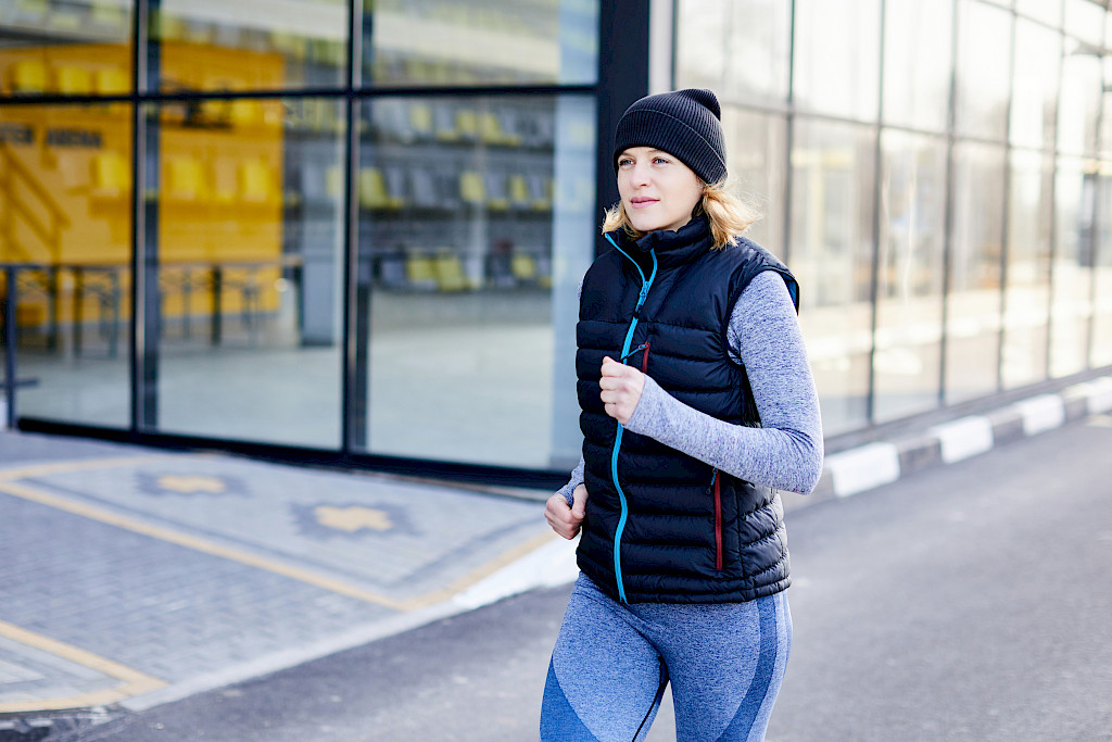 Keväinen sää houkuttelee lenkkipolulle. Muistathan aloittaa juoksun kuitenkin rauhallisesti.